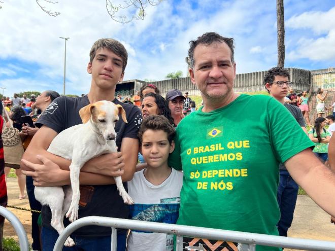 Adriel foi ao Parque Ipanema com os filhos, a cachorrinha de estimação e a esposa, que participava do desfile tocando um instrumento 