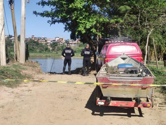 O cadáver foi encontrado à margem do rio Doce, no bairro de Ipaba de Santana do Paraíso (Ipabinha)