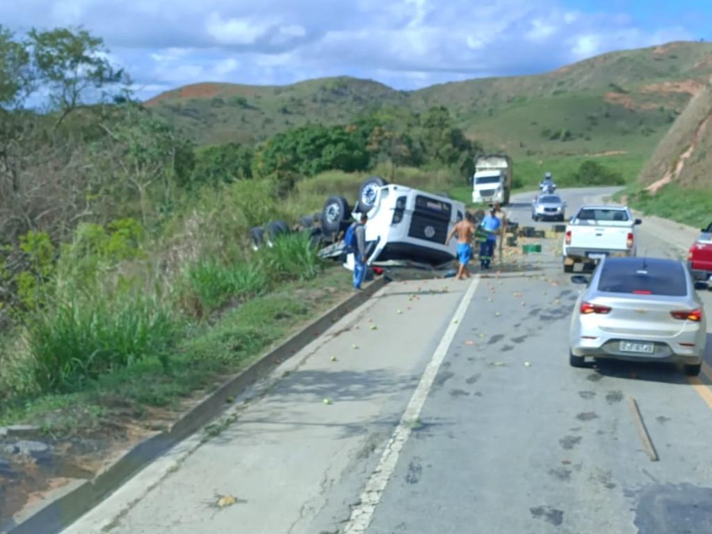 Caminhão carregado de tomate tomba na BR 277 em Matelândia