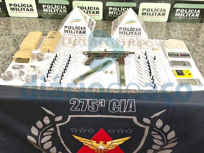 Porções de maconha, cocaína e crack foram apreendidas juntamente com uma submetralhadora de fabricação artesanal