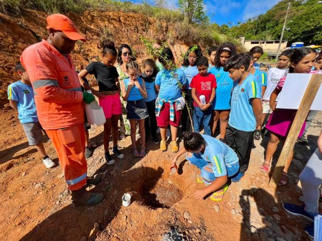 A criação do bosque foi iniciada com o plantio de 40 mudas de espécies variadas em terreno no bairro Limoeiro