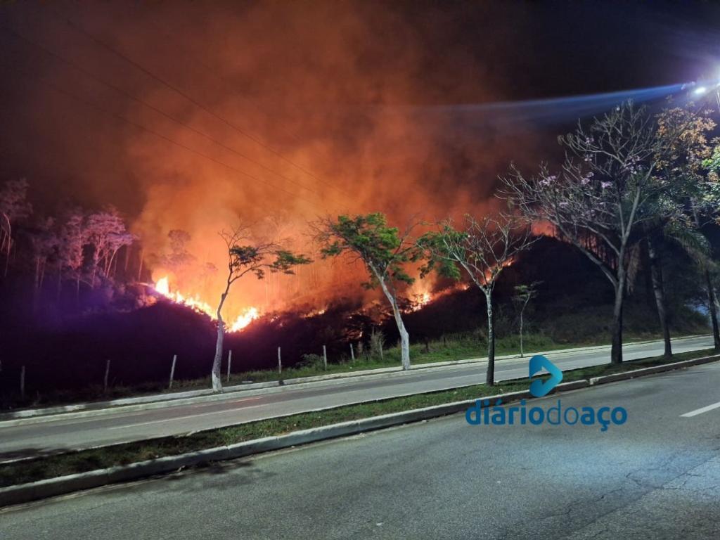 Mais uma vez, incêndio de origem desconhecida destruiu a vegetação no morro da Usipa, entre Ipatinga e Coronel Fabriciano