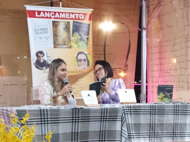 As 32 poesias presentes na obra foram escritas por Joselina (à direita); já as fotografias, que ilustram o livro, são da bióloga Fernanda (à esquerda) 