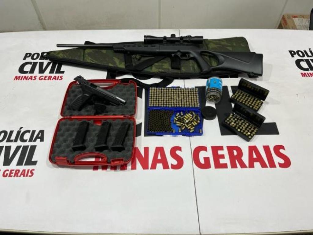 Armas recolhidas na residência do autor confesso do crime, entre elas, a pistola usada no homicidio 
