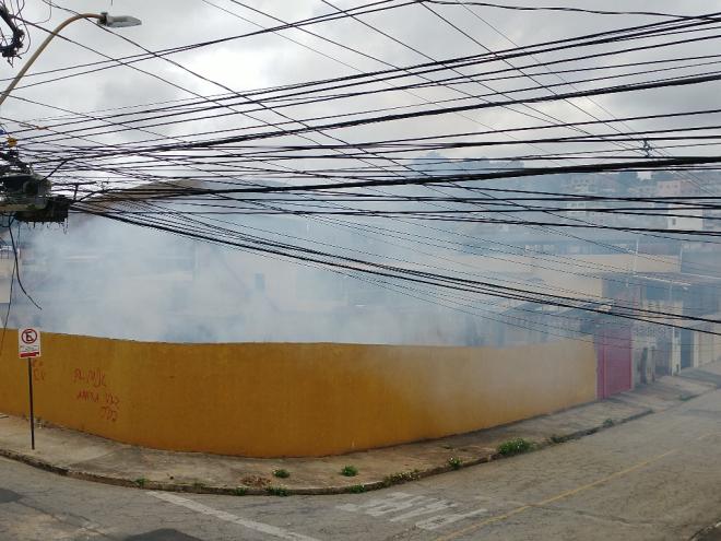 Em um lote no Bethânia, atearam fogo para queimar uma grande quantidade de mato seco, ato que gerou fumaça e causou incômodos 