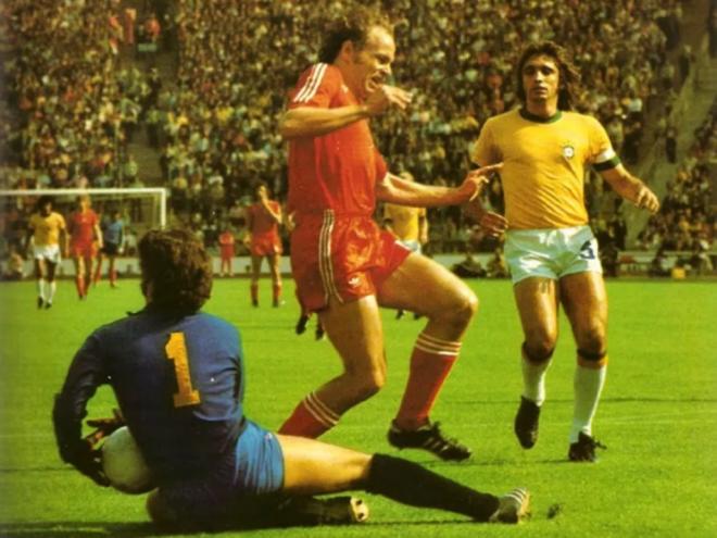 O ex-zagueiro disputou a Copa do Mundo de 1974, na Alemanha, e recebeu muitos elogios de Johan Cruyff