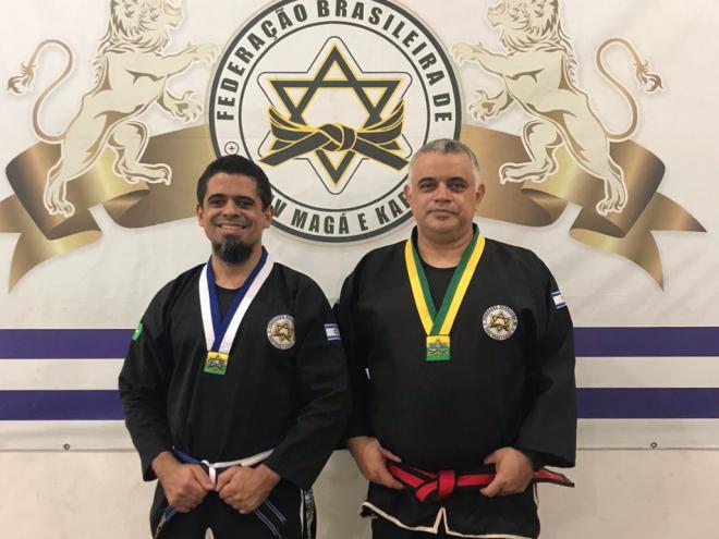 Ao lado do grão-mestre, Veruilson Nogueira, Diego Silva, de Ipatinga: o professor passou no exame e agora é Faixa Preta 4º Dan de Krav Magá