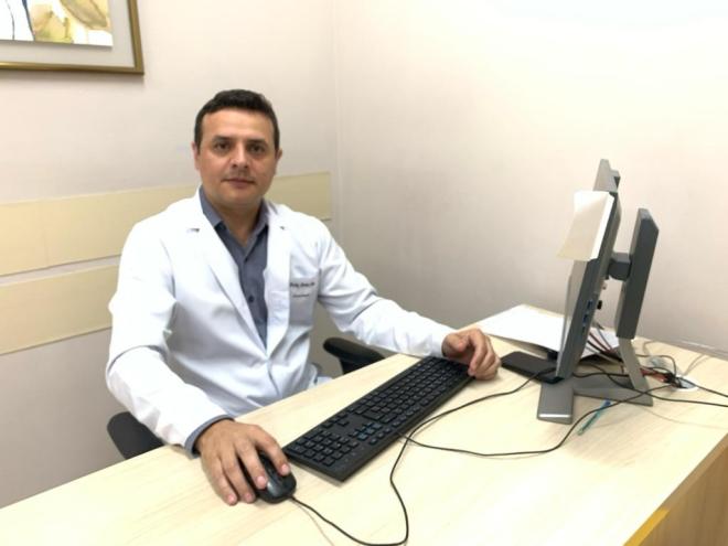 Neurologista Wesley Moreira Vieira diz que a data é fundamental para alertar à população sobre a importância do diagnóstico precoce da doença