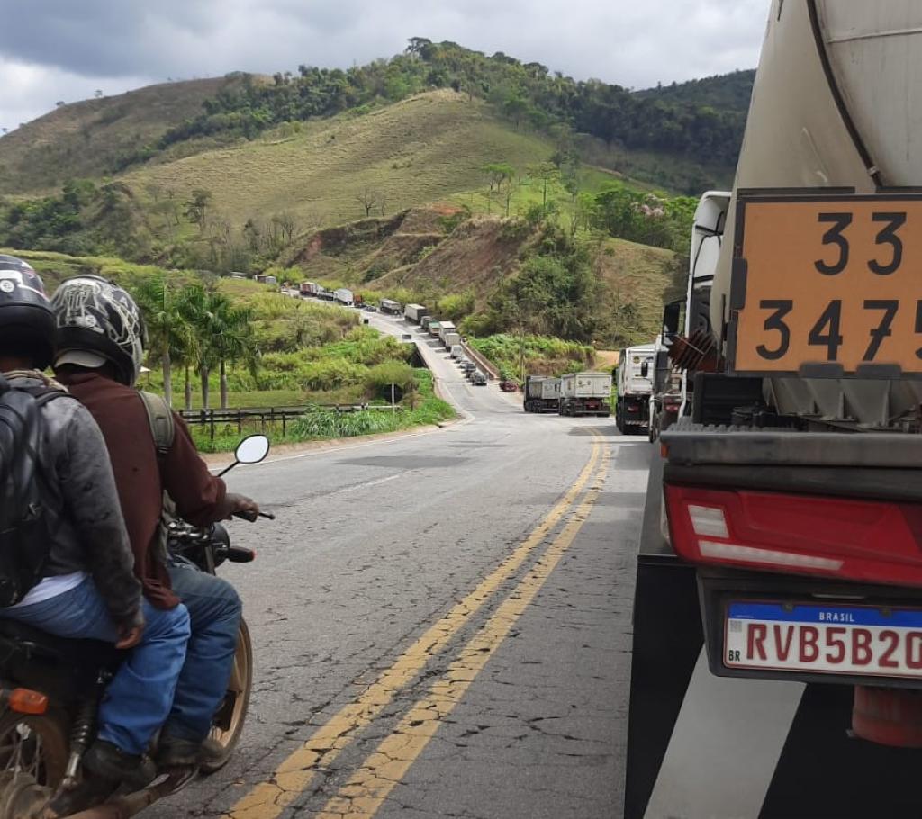 O trânsito ficou fechado nos dois sentidos da BR-262 por várias horas entre a manhã e a tarde desta quarta-feira