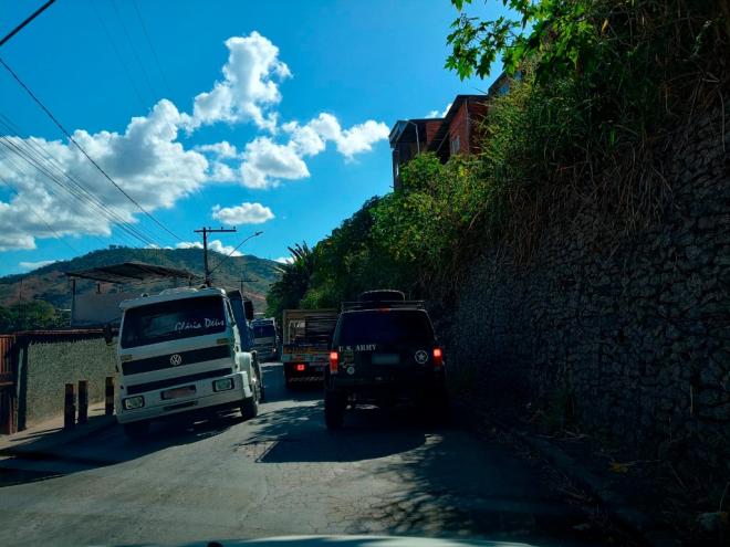 Populares afirmam que telas já dão sinais de rompimento e não devem suportar a constante passagem de caminhões