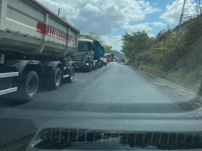 Motoristas que forem trafegar pela BR-381 devem ter paciência, com longas filas de espera nos dois sentidos da rodovia em Jaguaraçu 