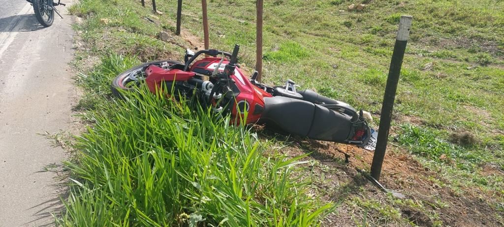  Simão estava à frente do grupo quando, segundo testemunhas, perdeu o controle da Tiger 900 e caiu 