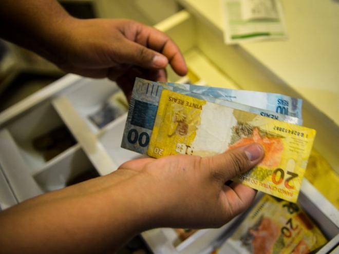 O ajuste na taxa Selic é uma forma de controlar a inflação no país