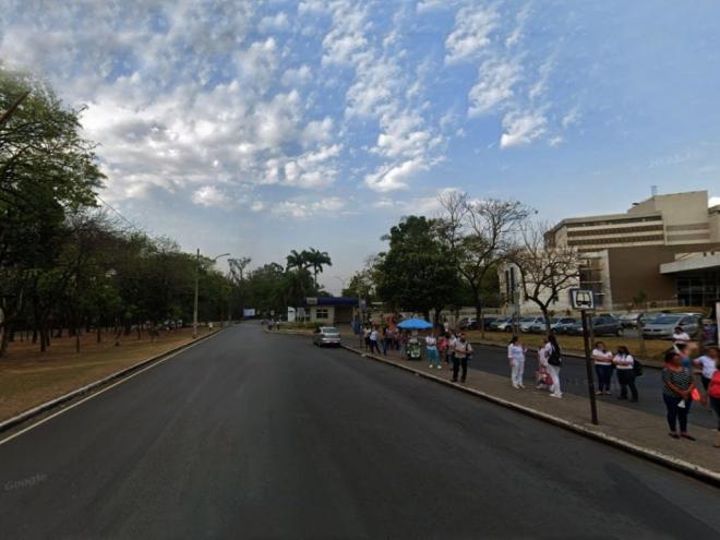 Homem saiu do estacionamento do HMC com sua moto, parou nesse ponto para fazer uma ligação telefônica, quando foi rendido por marginal armado, que lhe roubou a motocicleta 