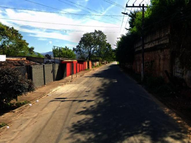 O crime foi praticado na boate, localizada nesse trecho da rua Albert Scharlet , bairro Todo os Santos