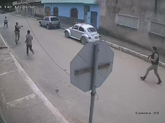 Esse é o momento em que a câmera registrou a perseguição do jovem em surto ao policial militar