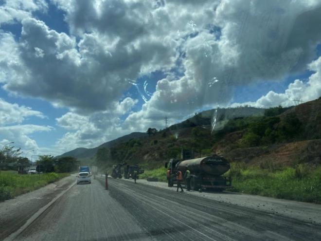Equipes do Batalhão de Engenharia do Exército remove uma camada do asfalto antigo e aplica nova pavimentação; por causa da intervenção, tráfego precisa ser fechado de forma alternada nas duas pistas da BR-381 