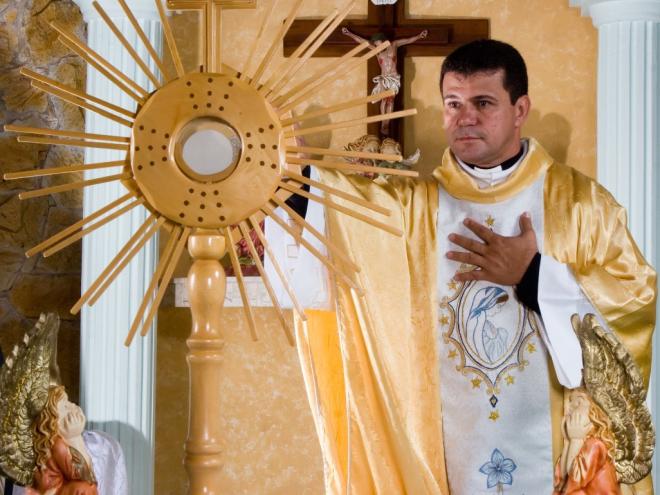 O religioso faz sucesso e canta músicas populares e até forró, com louvores a Deus 