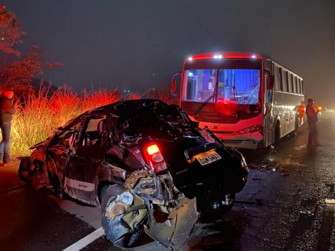 Por causa de uma ultrapassagem proibida, feita por um caminhoneiro a dois ônibus, o Duster com tres pessoas foi atingido 