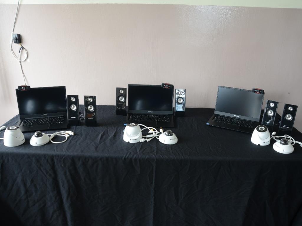 Cada kit é composto por duas câmeras de corredor, duas câmeras de sala, quatro notebooks, quatro microfones, cinco fones de ouvido, duas webcams e quatro caixas de som