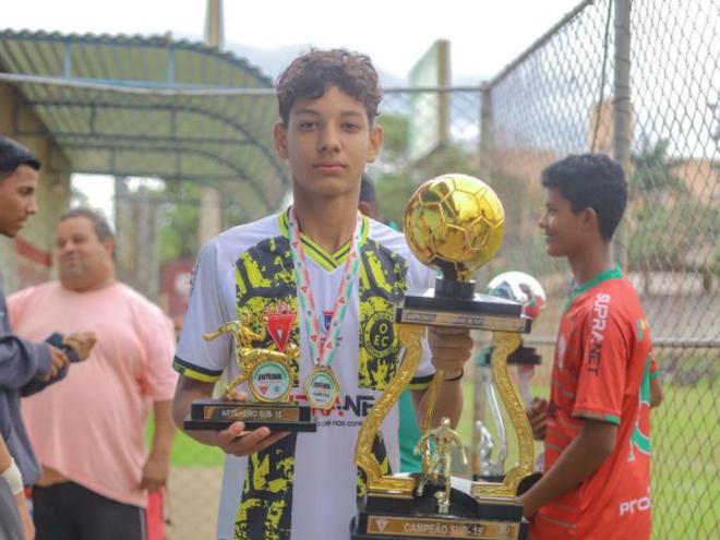 Artilheiro da competição com 8 gols, o atacante Artur Viana posou com estilo com os troféus após a bela conquista