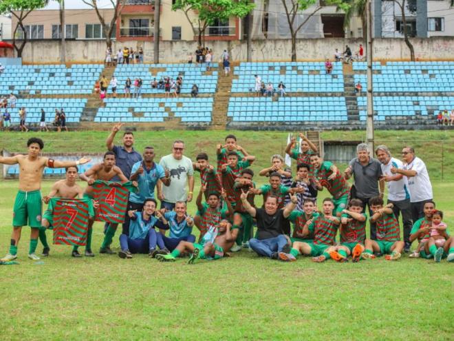 Após a conquista, alegria de jogadores e dirigentes do Jabaquara campeão juvenil da temporada