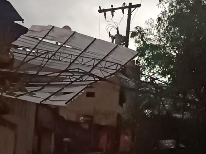 Durante uma chuva forte, um telhado caiu na rede elétrica na rua Amazonas, no bairro Caravelas, em Ipatinga