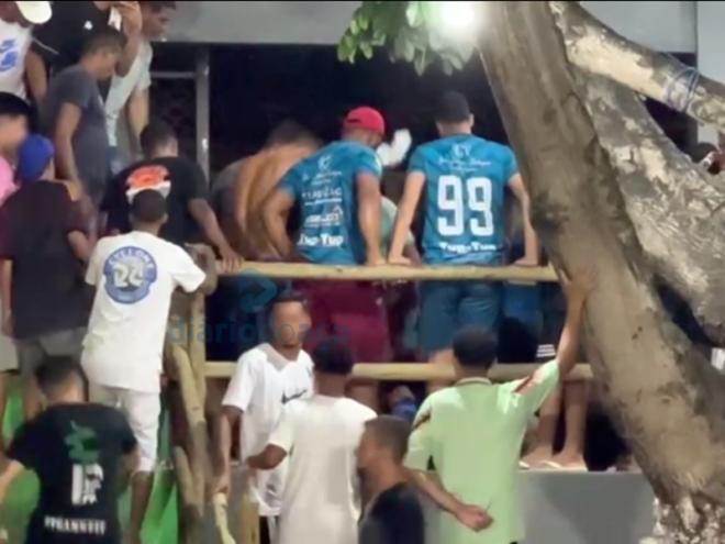 Populares se aglomeram onde a vítima caiu, enquanto é aguardado o socorro