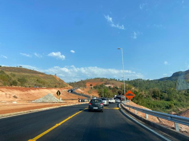 Motoristas alegam demorar até 50 minutos para fazer a travessia do trecho na viagem a BH