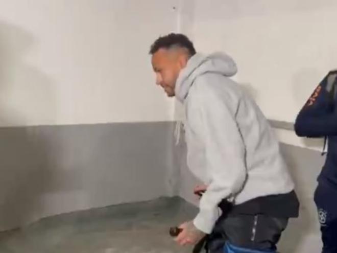 Atacante precisará passar por cirurgia após sofrer ruptura do ligamento cruzado anterior e do menisco do joelho esquerdo