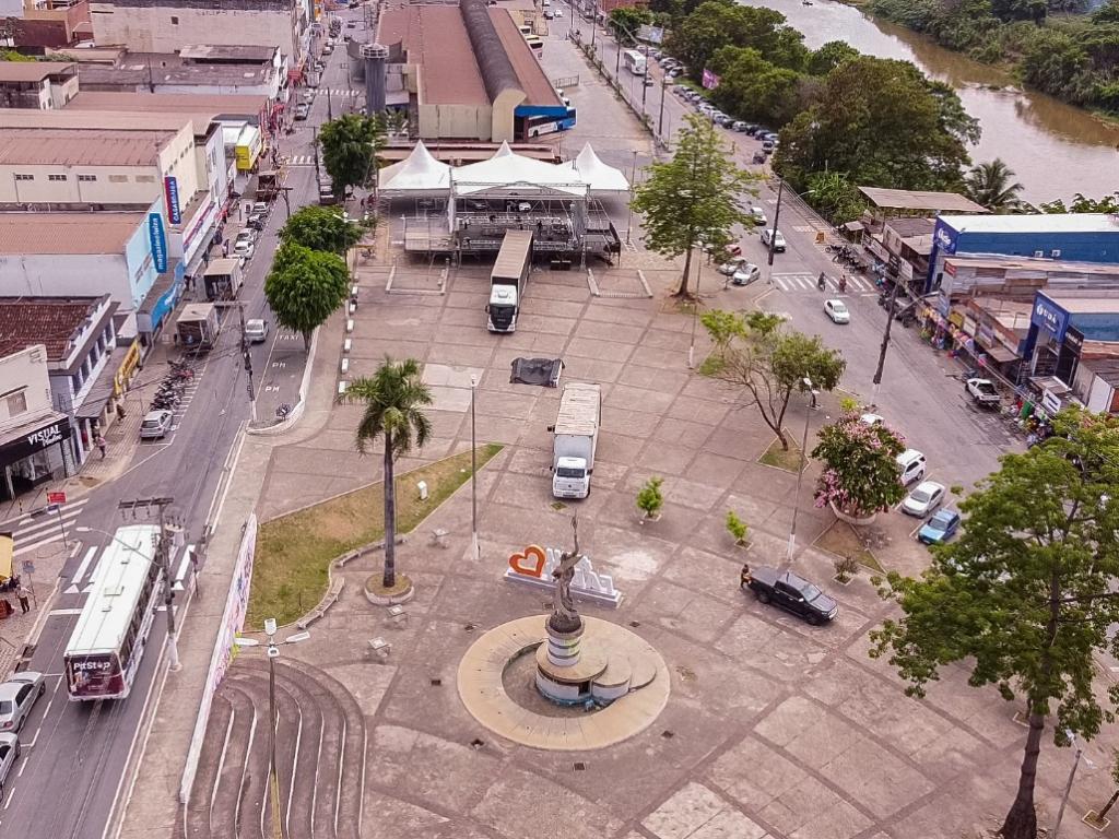 Uma grande estrutura está montada no espaço para receber milhares de pessoas no evento