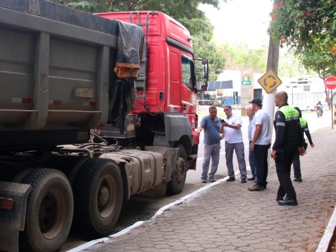 A partir de novembro a circulação de veículos de carga com peso bruto total acima de 45 toneladas será vedada na avenida Acesita