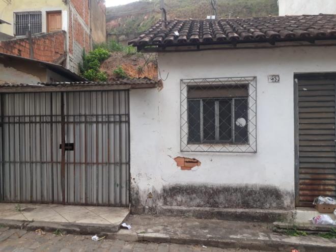 Casa abandonada onde os gatos ficam na rua Intendente Gravatá, no bairro Nazaré