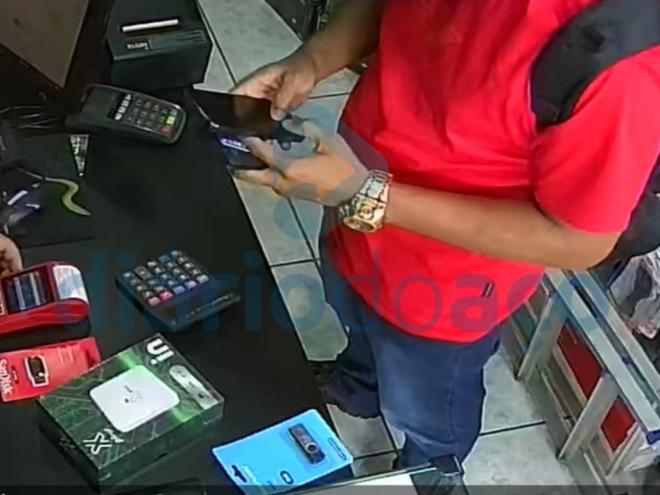 O momento que o suspeito tentou ludibriar um comerciante no Centro de Ipatinga