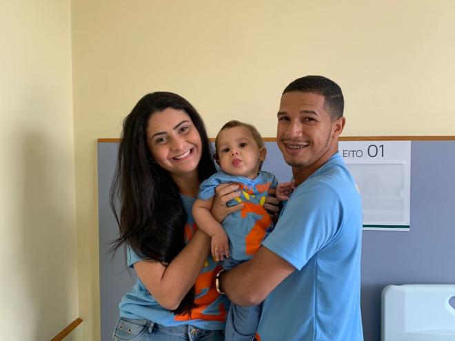 Davi junto de seus pais, Thaynara Oliveira de Souza e Romário Júnior Major, no dia da aplicação do Zolgensma 