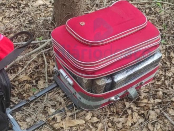 Condutor de caminhonete tentou se desafazer de flagrante, abandonando mala em Santana do Paraíso