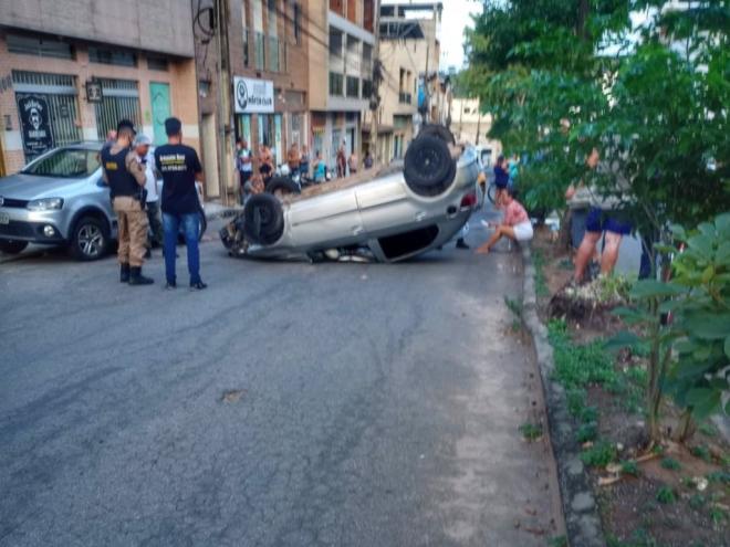 Acidente no fim da tarde de domingo interditou avenida no Jardim Vitória e chamou a atenção 