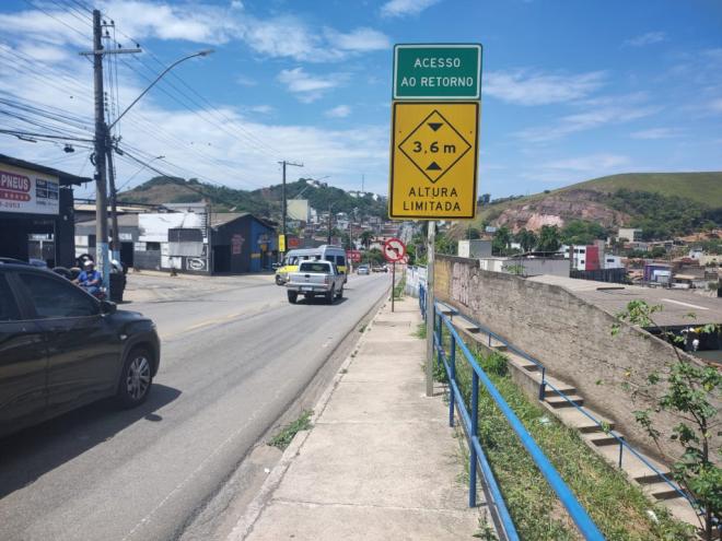 Local onde os condutores cometem a infração fica a metros do viaduto que está sendo reformado