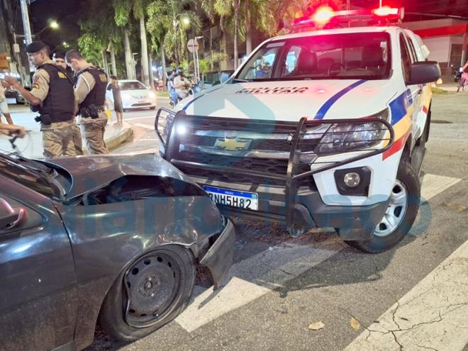 Os menores tentaram fugir a pé após a colisão frontal do carro furtado com a viatura da PM 