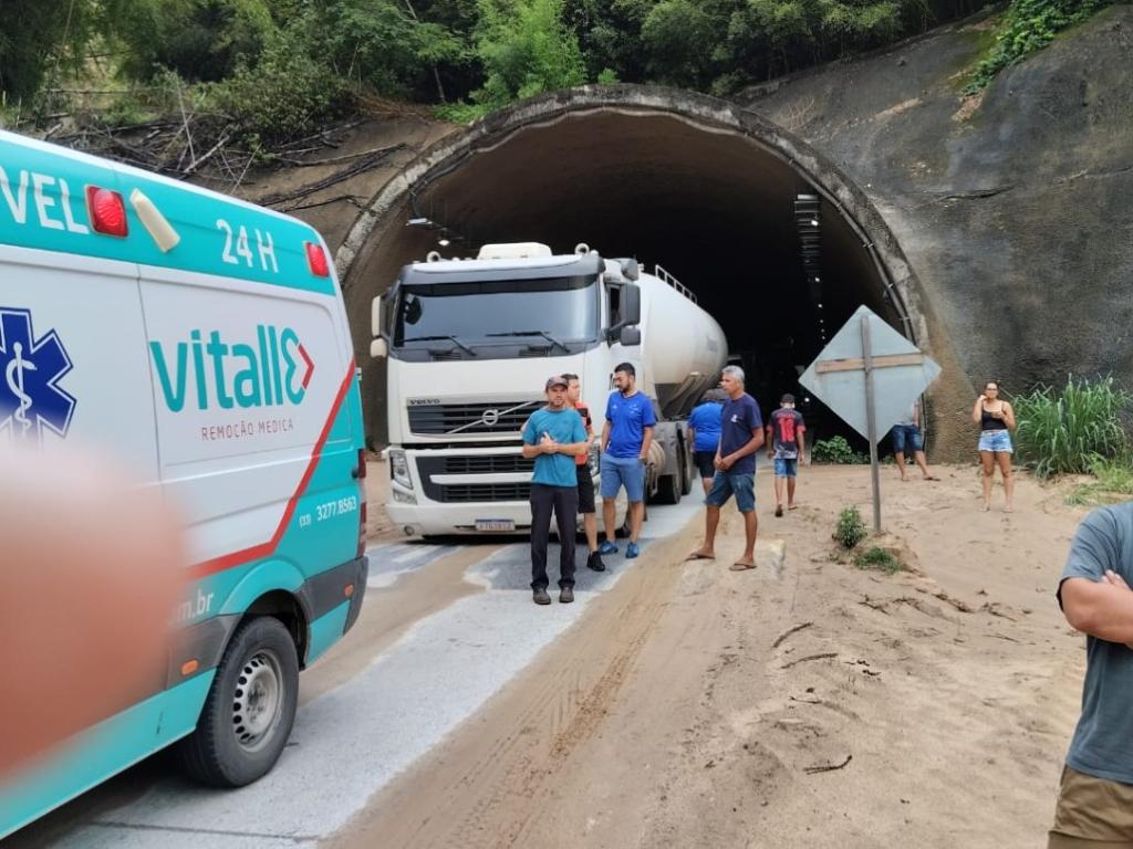 Congestionamento já atinge os túneis Piracicaba e motoristas começam a procurar a alternativa da MG-760, via Timóteo, para seguir viagem 