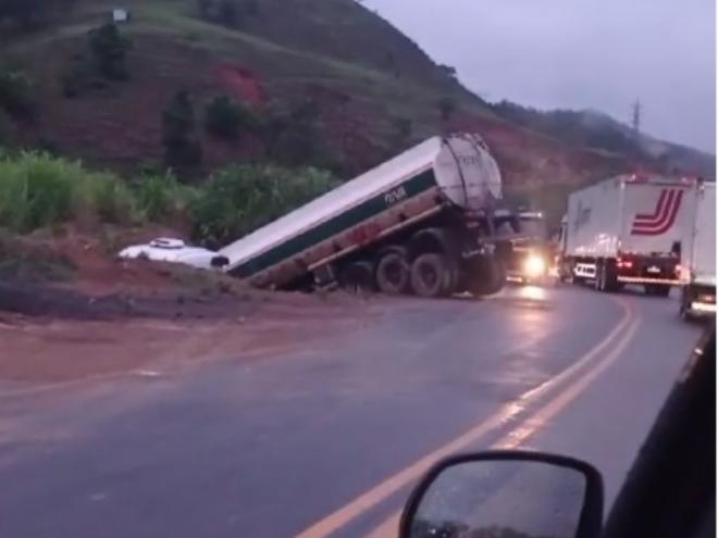Caminhão Scania saiu da pista e levou junto uma carreta tanque, no trecho da BR-381 em Jaguaraçu
