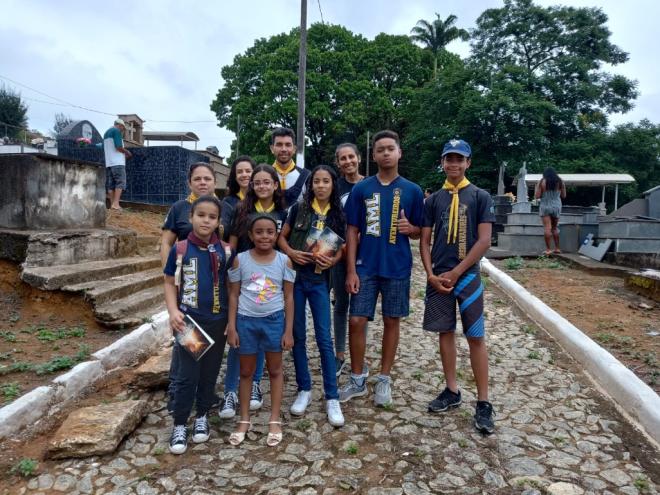 Grupo de Adolescentes distribuiu livros com mensagem de esperança no cemitério