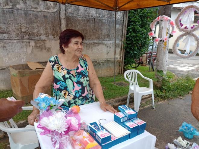 Aposentada de 81 anos há várias décadas comercializa coroas de flores na porta do cemitério