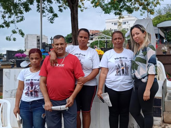 Sávio Batista e sua família se reúnem todos os anos no cemitério para homenagear os sogros