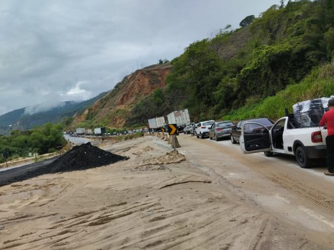 Pela manhã, filas quilométricas se formaram nos dois sentidos da BR-381, em função de acidente e de cratera em ponte no trecho da rodovia em Jaguaraçu