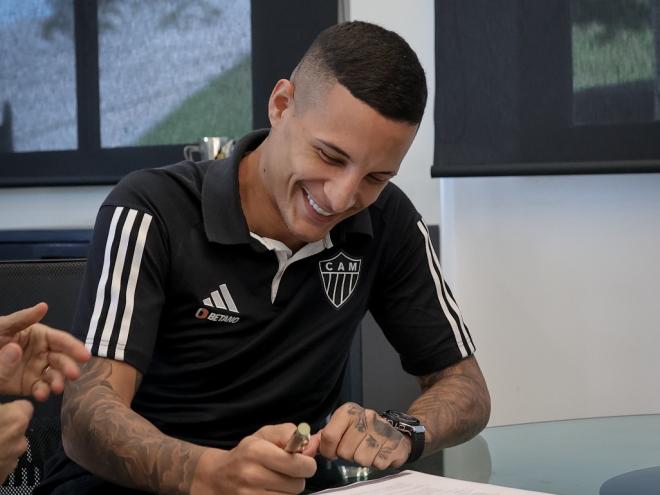 Lateral renovou seu contrato com o Atlético nesta semana