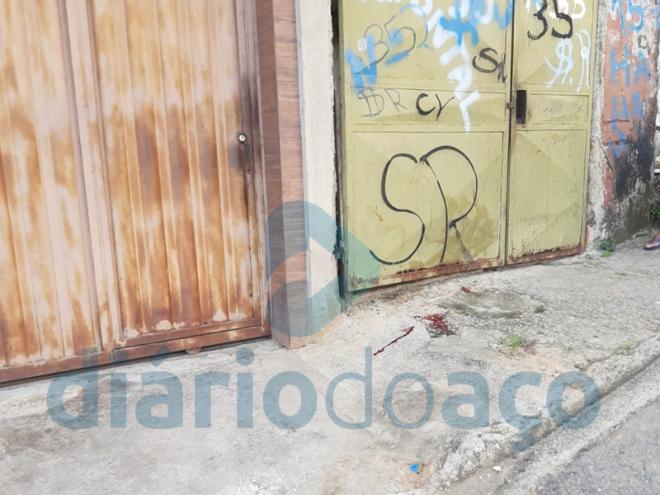 Marcas de sangue no local onde a vítima foi encontrada caída depois de ser baleada