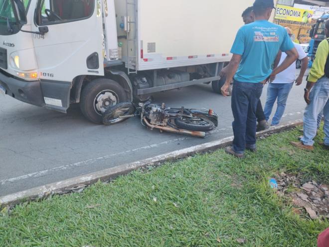 Acidente entre moto e caminhão causa engarrafamento no bairro Veneza II, em Ipatinga