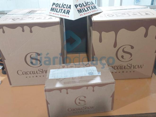 As três caixas com chocolates diversos compradas por R$ 2,3 mil da vítima