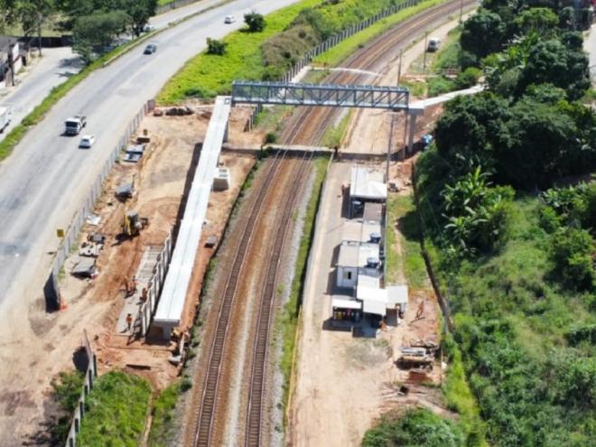 A estrutura conta com cerca de 160 metros de extensão; passarela será entregue à comunidade com iluminação e sinalização